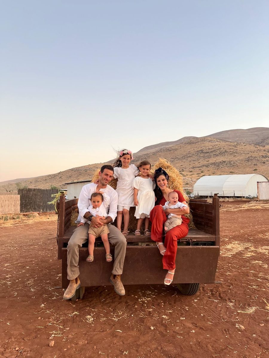 משפחת עשהאל בחווה