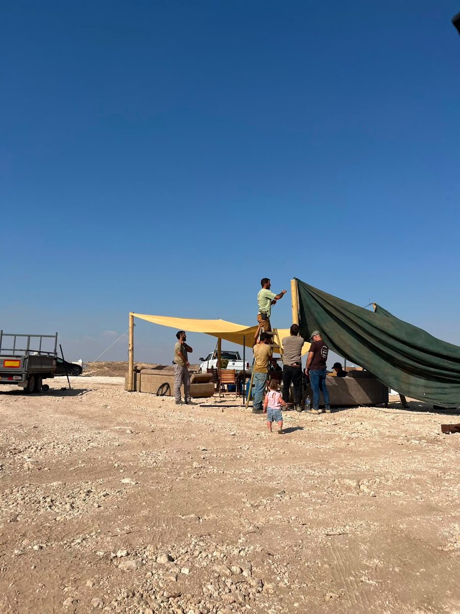 מתנדבים מקימים סככת צל בחווה