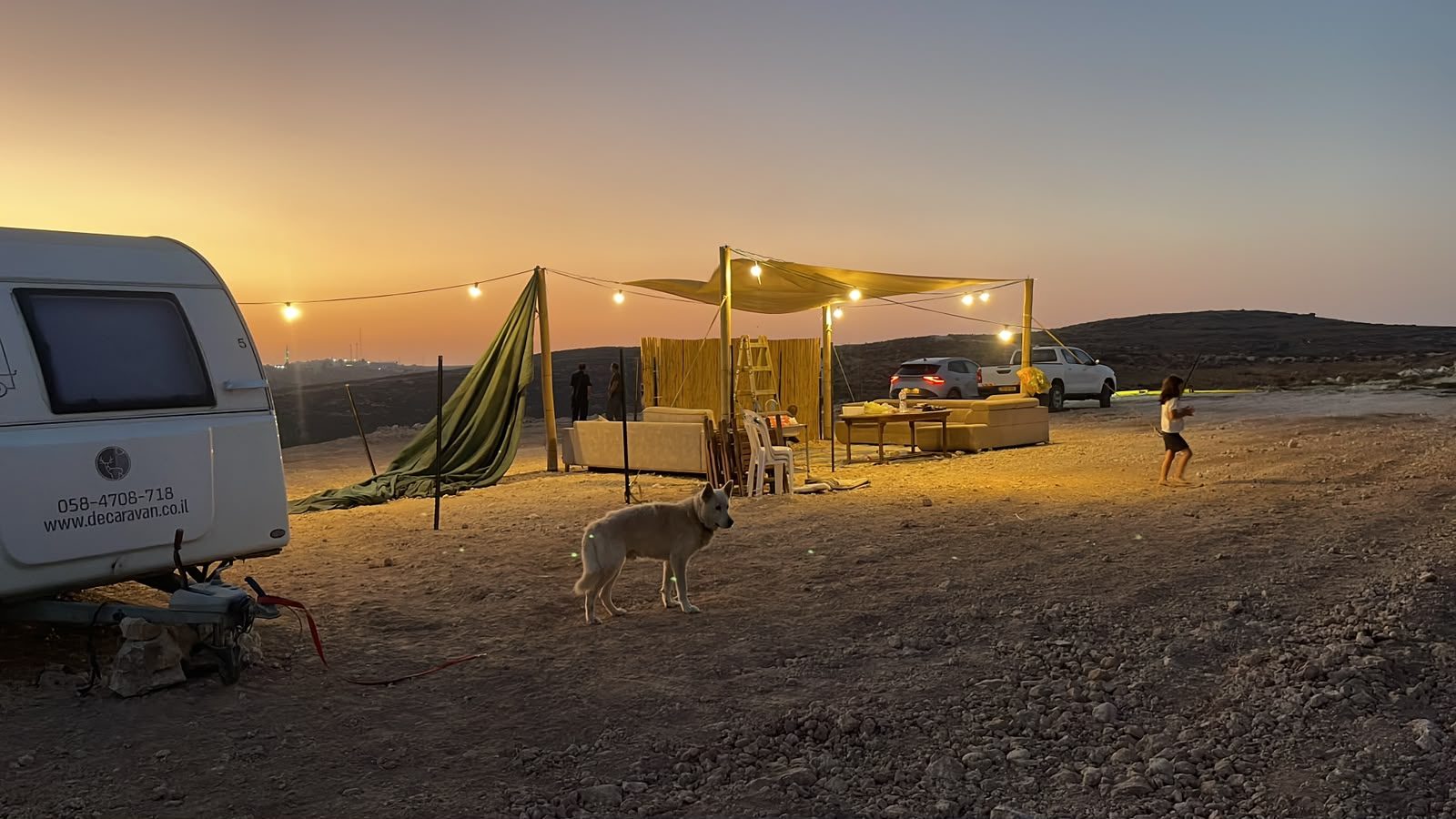 הקרוואן ומתחם ההקמה של חוות מעוז בשעת בין ערביים